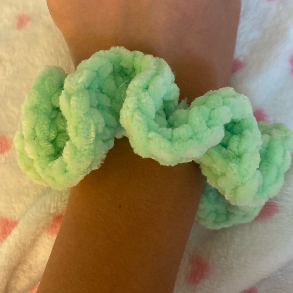 Hand made crochet green fluffy scrunchie, brand new never used